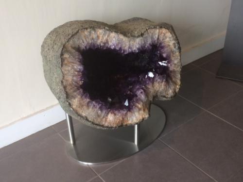 big-stone-crystal-on-metal-stand